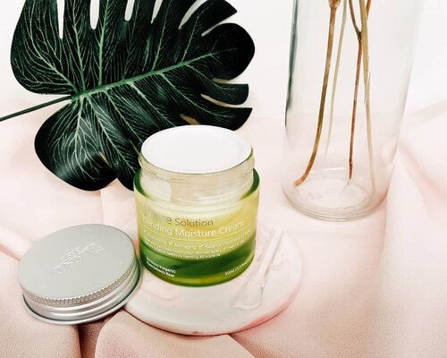 Repost tes ombak.

Lagi nyari pelembab berbahan organik? Cek blog aku yuk. Udah tayang review produk @theplantbase_id Blending Moisture Cream.

Produknya ini unik banget karena terdapat 2 lapisan oil dan cream yang harus kita aduk dulu saat pemakaian pertama. Kenapa sih harus pake diaduk segala? Jawabannya ada di blog ya bebeb2.

Texture wise, krim ini tergolong ringan dan mudah diaplikasikan. Ada sedikit efek greasy, makanya menurutku better dipakai di malam hari. Mau pagi hari juga boleh kalo lagi di rumah aja.

Selain melembabkan, kandungan dalam krim ini berfungsi juga untuk menutrisi dan membantu menghambat tanda2 penuaan dini. Dia juga ada efek mencerahkan berkat kandungan niacinamide-nya.

Belinya bisa via @salubritas.indonesia ya. Link on bio gengs~💜
.
.
.
#skincare #skincareaddiction #skincareflatlay #skincarecommunity #igskincare #skincarereview #skinessentials #skincareproducts #skinfluencer #treatyourskin #pregnancyskincare #kbeauty #cleanbeauty #cleanskincare #greenbeauty #kbeautyblog  #kbeautyblogger #koreanskincare #kbeautycommunity #abcommunity #abskincare #skincareenthusiast #skincarejunkie #organicskincare #iloveskincare #skincareblogger #jakartabeautyblogger #clozetteid #skincareluxury #365inskincare