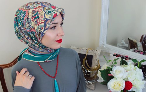 2 HIJAB TUTORIALS | USING A SQUARE SCARF - YouTube