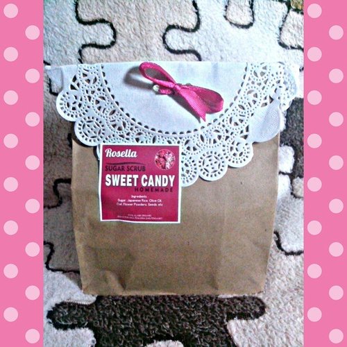 Such a beautiful packaging isn't it?
Thank you @sweetcandyscrub, I will review this Rosella Sugar Scrub soon on my blog.

#sponsored #endorse #clozetteid #vaniaendorse #scrub