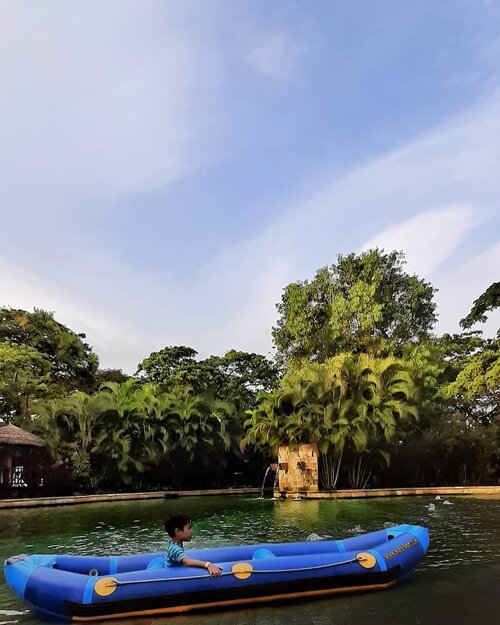 Anak yang hobinya main air, ga heran bisa betah berlama-lama di Wahana bermain,Waterbom PIK - The Urban Cool@waterbompik @clozetteidJadi, di tanggal cantik 12-12 kemaren Mam bersama keluarga diajak seseruan di Waterboom PIK, serunya disana ada 20 wahana seluncuran air berstandar internasional, wahananya seperti apa nanti akan Mam bahas semuanya di blog ya... Yang bikin mau kesana lagi karena waterbom PIK tidak menggunakan kaporit, kesehatan dan kenyamanan pengunjung dijamin melalui proses penjernihan air yang alami dan ramah lingkungan. Banyaknya pepohonan, suasana alam makin kerasa.Lifeguard sudah lolos uji internasional Safety Guard Standard, Ada dokter jaga juga siap selama jam operasional. So, makin nyaman donk pastinya berada disana... Jajan-jajannya sudah pakai system transaksi pra bayar dengan splash band, jadi setiap transaksi bersifat cashless.Lokasi: Jln. Pantai Indah Barat No.1, Pantai Indah Kapuk, Jakarta Utara Masih banyak info tiket promo, gazebo, akses, yang mau buat acara ultah dll...Mam akan bahas lanjut diblogSwipe>> ada salah satu video Mam naikin wahana seluncurannya#akusudahkewaterbompikkamu?#waterbompik #pantaiindahkapuk#saatnyaliburan #destinasiliburan#tempatrekreasi #waterpark#tempatrekreasidijakarta #ClozetteIDxWaterbomPIK #ClozetteID