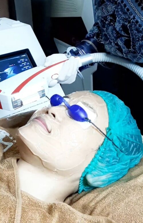 Perawatan kosmetik yang memanfaatkan intense pulsed light (IPL), terapi laser atau fotodinamik untuk mempercantik rupa kulit.Teknik dermatologi modern yang berlangsung selama satu jam. Kecepatan efek photorejuvenation tergantung pada reaksi dan seberapa serius masalah kulitnya.Kecantikan membuat banyak wanita percaya diri dan melakukan aktivitas dengan lebih optimal, kembalikan kecantikan kamu yang terkikis oleh waktu dan biarkan kecantikan kamu menjadi inspirasi.@oriskin_id@oriskin_kemang#oriskinid #oriskinkemang #OriskinXClozetteIDReview #ClozetteIDReview #ClozetteID