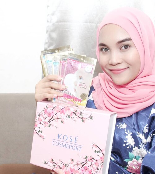 𝙈𝙖𝙨𝙠 (𝘾𝙡𝙚𝙖𝙧 𝙏𝙪𝙧𝙣 𝙋𝙧𝙚𝙘𝙞𝙤𝙪𝙨 𝙎𝙚𝙧𝙞𝙚𝙨)@kosecosmeportidSheet Mask dengan kandungan 3 jenis minyak (Virgin coconut, Argan, Baobab) dapat melembabkan. Masker kaya bahan pelembab lainnya dan dapat digunakan sehari-hari....- Clear Turn Precious A (Pink): Hyaluronic Acid, lipidure, Asam amino serta Glycerin untuk melembabkan. - Clear Turn Precious B (Gold): Collagen, Madu, Amino acid, dan Glycerin untuk melembabkan. - Clear Turn Precious C (Blue): Vitamin C sebagai antioksidan, dan Amino acid, Glycerin untuk melembabkan...Sudah tersedia di @watsonsindo https://www.watsons.co.id/search?text=KoseNantikan cerita di Blog Mam, cara penggunaan dan manfaat lainnya masker 100% made in Japan.@clozetteid #EverydayBeauty #MaskeranWithClearturn #BersihPakaiSoftymo #Kosecosmeportid #ClozetteID