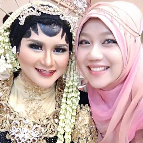 Alhamdulillaah, Barakallah to you 😘. My #bff wearing her #javanese wedding dress 💕#happy #weddingday #wedding #makeupartist #indonesia_photography #indonesia #java #traditional #hijab #hijabwedding #hautecouture #latepost #COTW #clozetteID