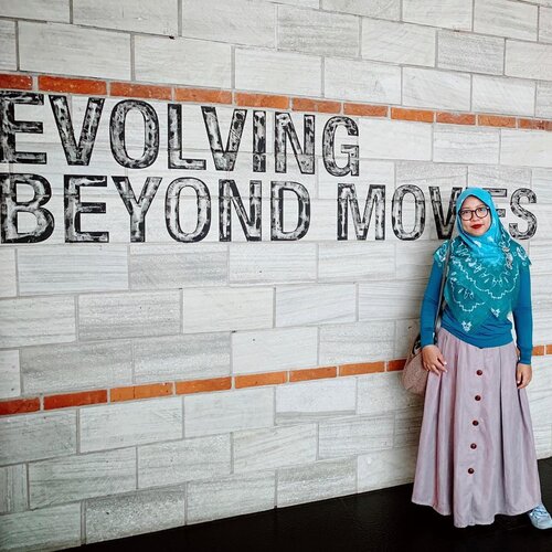 EVOLVING BEYOND MOVIES(Melampaui sebuah film).People always need stories, because stories make people aware, think and alive. Layaknya plot dalam sebuah film. Jalan cerita selalu membuat orang menunggu dan dibuatnya penasaran - membuat orang berpikir. Tapi apakah cerita dalam sebuah film layak diterjemahkan dalam kehidupan nyata?.Jawabannya bisa iya, bisa tidak. Karena kembali lagi. People always need stories, and a film can give you thousand stories to tell. You name it..Jika dengan cerita yang simpel orang sudah suka dan percaya itu nyata, maka film itu mungkin layak tonton. Namun, jika dengan cerita yang rumit, orang justru dibuat bingung dan malas berpikir, well lebih baik tidur saja atau tinggalkan filmnya selagi bisa..But here in life, we have our own stories. Mau itu simpel atau rumit - mau yang banyak sukanya atau penuh laranya. Jadi jangan bayangkan seribu satu cerita (hidup) hanya dari film. We have our own stories! Yang mungkin lebih menyenangkan untuk diambil hikmahnya. Hargailah setiap plot dalam cerita hidup kita. Karena jika cerita dalam film masih bisa kita ulang untuk kita tonton, belum tentu kita bisa mengulang cerita dalam kehidupan kita. Berdoalah agar ceritamu selalu bahagia 😊...#positivevibes #positivequotes #quotes #inspiration #inspirasi #happy #instastory #clozetteid #ootd #ootdhijab #blogger