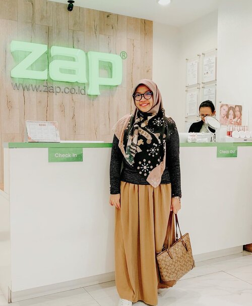 Setelah sekian lama maju mundur, akhirnya aku nyobain treatment Face Rejuvenation di @zapcoid. Sabtu kemarin aku udah jalanin treatment yang ke-2, dan so far aku suka hasilnya. Anyway, Face Rejuvenation itu apa?.Face Rejuvenation itu perawatan wajah yang berfungsi meremajakan kulit dengan merangsang regenerasi kolagen, mengurangi flek, jerawat dan hiperpigmentasi pada wajah serta menyamarkan kerutan halus..Awalnya aku sempet ragu untuk melakukan treatment ini karena menggunakan teknologi cahaya, tetapi setelah konsultasi dengan dokternya, ternyata treatment-nya so far aman buat kondisi aku. Setelah 2-3 hari treatment, bekas jerawat aku makin pudar dan kulit wajah aku makin halus ☺️.Bagusnya, perawatan ini rutin dilakukan minimal seminggu sekali. Cuma next time aku mungkin bakalan coba treatment Photo Facial-nya, karena katanya lebih cocok dengan kulit aku sekarang yang nggak terlalu bermasalah..Penasaran pengen coba juga? Silahkan datang ke kliniknya dan lihat sendiri hasilnya ya 😄..#zapclinic #zaptestimonial #ngezapyuk #semuabisangezap #bukanendorse #beautyreview #clozetteid