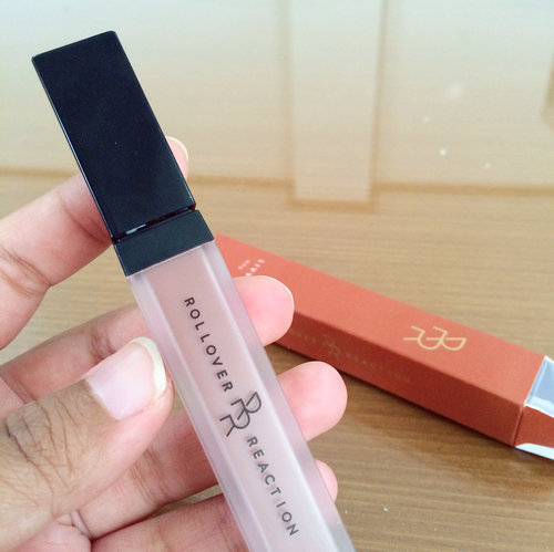 I'm currently in love with this lip cream from @rollover.reaction. I start on wearing LIVV (which has gorgeous brown shade!), and instantly fall for it. It also gives smooth sensation on my lips after the application. Thanks to Dek @puspita_anggasari who has introduced me with this baby. It really does match with my glasses, btw ☺️
.
.
.
#rolloverreaction #clozetteid #suedelipcream #lipcream #lipcreammatte #livv #localbrand #officelook #beautytips