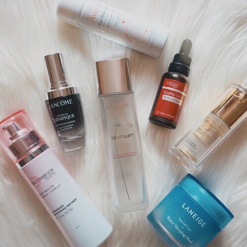 𝑮𝒍𝒐𝒘𝒊𝒏𝒈 𝑲𝒊𝒕✨Sebenarnya bingung mau ngasih judul caption ini apa, tapi udah beberapa kali dapet DM dan WA dari temen2 yang minta aku share skincare yang kupakai biar wajah keliatan segar. Nah, aku tuh orangnya cenderung setia sama satu produk kalau udah cocok (termasuk sama pasangan mungkin ya nanti, hehe). Jadi, produk2 yang aku share di sini memang yang udah lama aku pakai dan beberapa kali repurchase.Dari semua skincare routine (AM dan PM) aku, produk2 inilah yang memang bikin kulit aku sekarang keliatan makin segar dan sehat (minus sunscreen). Sebenarnya masih ada lagi, yaitu sheet mask, tapi aku lupa foto.Untuk reviewnya nanti aku bakal tulis khusus di blog ya. Buat kamu yang juga pakai produk2 ini, komen ya di bawah kamu pakai apa aja dan hasilnya gimana? Ini listnya, semoga nggak penasaran lagi ya, hehe ♦️Toner: Bio-Essence Tanaka Bio-White Advanced Whitening Refiner (AM-PM)♦️ Essence: L’Oreal Revitalift Crystal Micro Essence (AM-PM)♦️ Serum: Lancome Advanced Génifique (AM-PM)♦️ Eye cream: Bio-Essence Bio-Gold Eye Power Illuminator (AM-PM)♦️ Face oil: Trilogy Rosehip Oil Antioxidant+ (PM)♦️ Face mist: Avene Thermal Spring Water (AM-PM)♦️ Sleeping mask: Laneige Water Sleeping Mask (PM)#clozetteid #skincareroutine #glowrecipe #dailyskincare #healthyskin #glowskin