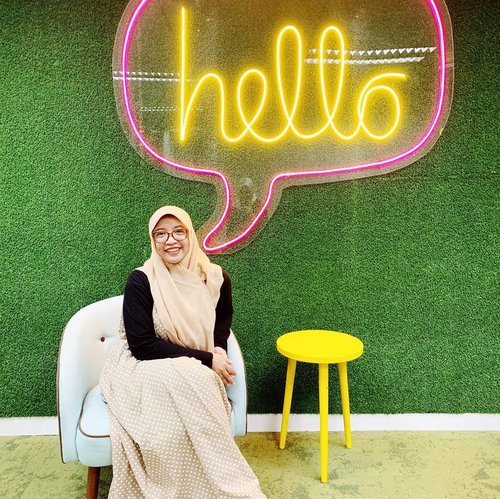 You had me at hello 🙋🏻‍♀️....#clozetteid #ootd #hijabootdindo #hijabfashion #hijabstyle #blogger #bloggerlife #fashionblogger #lifestyleblogger #feeling #happiness #dailyoutfit #dailyhijabers #instafashion #instastory #latepost