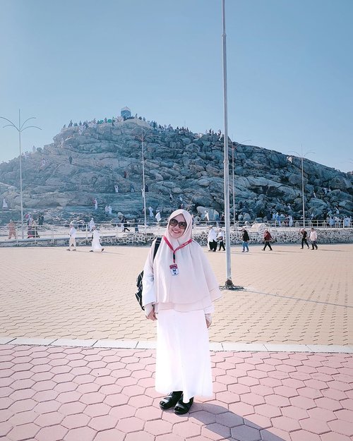 Mengukir jejak cinta Nabi Adam dan Siti Hawa di Jabal Rahmah, atau Bukit Kasih Sayang (the Mount of Mercy). Semoga sepulang ke tanah air, saya pun bisa mengukir cinta kasih dengan yang dirindukan hingga suatu saat bisa bersama ke tempat ini. Aamiin allahumma aamiin. ❤️ #pilgrim #mecca #saudiarabia #jabalrahmah #travel #travelblogger #travelgram #hijabi #love #clozetteid #instatravel #instastory #likesforlikes