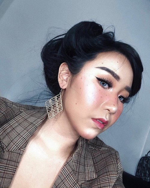 another disco ball makeup look✨
.
.
.
napa frecklesnya jadi kyk cacar ya, but its okay lah.
.
FACE
@makeupforeverid ultra HD foundation - 125 
@maybelline age rewind concealer - light
@artistry_indonesia perfecting loose powder - light
@artistrystudioofficial 2-in-1 lipstick in chelsea coral for inner blush
@artistrystudioofficial on-the-go palette in liberty light (brown shade) for the faux freckles (yg gagal jadi cacar)
@artistrystudioofficial highlighter
.
EYES
@artistrystudioofficial on-the-go palette in liberty light
.
LIPS
@artistrystudioofficial tinted lip balm in city coral
@buxomcosmetics lip cream lip plumping gloss
#beatricenathania #makeup #makeuplooks #beauty #sbyglamsquad #clozetteid #beautyindogram #beautybloggerindosia #artistrystudio #artistryindonesia