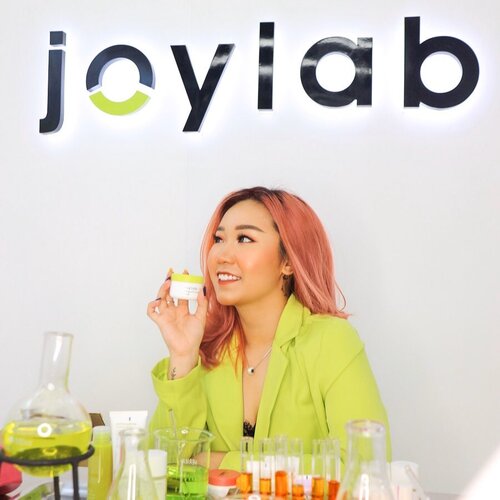 best booth goes to @joylabbeauty!🌻.jadi @joylabbeauty tuh baru keluarin new cleanser series yang gotta matcha & fab skin 2 in 1 cleanser. nah, terus one of my fave product dari mereka itu yang daily mask seriesnya. buat kulitku yang oily aku pakai yang orange, dia wanginya enak banget terus karna dia gentle exfoliate jadi habis dibilas all your oil access jadi bersih tanpa bikin muka kering. produk joylab juga ramah di kantong, semua under 200K. udah gitu kalo kalian belinya di surabaya x beauty ada promo diskon up to 20%, jadi tunggu apa lagi yuk cobain joylab✨#dailymaskseries #joylab #joylabbeauty #joysparksbeauty .anyway ada voucher diskon buat di shopee juga lho lafs: JOYLABSB..........#ootd #work #party #casual #outfitoftheday #giveaway #indonesia #beatricenathania #makeup #indobeautygram #clozetteid @clozetteid @indobeautygram #tasyashoutoutfarasya @tasyafarasya #dwiendahpusparini @dwiendahpusparini #sbyglamsquad @sbyglamsquad @janineintansari @cindercella #janineintansari #cindercella #beauty #selfie #makeup #skincare #nails #hair #fragrance