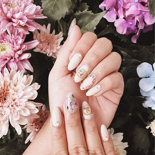 nude girly nails by @carissa_nails, love them so much especially those dried flowers💐
.
.
.
#beatricenathania #clozetteid #carissanails #beatricenathaniaad #nails #nailart #driedflower #nailsofinstagram