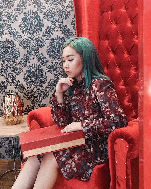 hi lafs, hari ini aku habis main ke @ayokepo. disana banyak banget booth yang menarik, salah satunya booth @royalebysoklin. di boothnya dipajang dress-dress yang cantik banget terus juga sekaligus ada banyak promo buat soklinnya. yuk mampir juga ke @ayokepo masih buka sampe hari minggu ini!.anyway biasanya apa sih yang bikin kalian percaya diri? aku sih biasanya kalo aku wangi, that’s why aku suka banget sama parfum. nah, sejak kenal @royalebysoklin bajuku juga wangi tanpa harus diparfumin jadi bikin aku tambah percaya diri. thankyou @royalebysoklin🖤#royalebysoklin #scentforsuccess .oya buat kalian yang mau ke @ayokepo jangan lupa ada cashback 30% dari @grabjatimrek pake kode: KEPOINGRAB, enjoy!..........#ootd #work #party #casual #outfitoftheday #giveaway #indonesia #beatricenathania #makeup #indobeautygram #clozetteid @clozetteid @indobeautygram #tasyashoutoutfarasya @tasyafarasya #dwiendahpusparini @dwiendahpusparini #sbyglamsquad @sbyglamsquad @janineintansari @cindercella #janineintansari #cindercella #beauty #selfie #makeup #skincare #nails #hair #fragrance