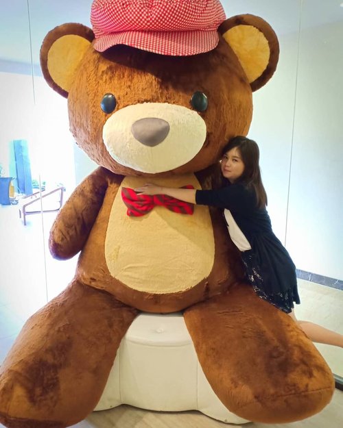 I wanna this huge Teddy Bear so much 😬😬😬.. At least I can hug him when I need it.. Can I bring him home??? Of course he can be my best friend, my brother and be my lover 😘😛😆
.
.
.
#throwback#latepost#candid#clozette#clozetteid#lifestyle#beauty#like#likeforlike#instalike#instaphoto#teddybear#teddyvillemuseum#potd#ootd#lebaran#holiyay#holiday#sweetescape#shortescape#unplanned#somuchfun#ajumma#eonnie#dongsaeng#lol#nellytrip#funniestling