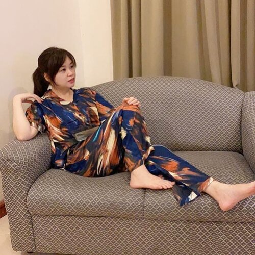 "I’m so glamorous even in pajamas 😎😉.." - Super Junior Kim Hee Chul

Well, this is so true.. Wearing a gorgeous sleepwear by @angelinethelabel 💖😍.. 

Sleepwear ini gak hanya sekedar sleepwear doank ya gals, tapi bisa dijadiin juga sebagai outfit biasa. Motif satu ini is my most favorite sleepwear motif all the time dari @angelinethelabel yah.. Warna dan desain nya terkesan super mewvah dan gak norak 😊, bahkan bisa dipake untuk jelong jelong keluar rumah juga.. Sapa yang bilang sleepwear alias pajamas hanya bisa dipake di dalam rumah? 

Selain motif ini banyak lagi motif lainnya yang available yah.. plus tersedia dengan pilihan lengan panjang celana panjang, lengan pendek celana panjang, or lengan pendek celana pendek. Intip aja di @angelinethelabel 😘..

Just padu padan sesuai dengan selera dan gaya fashion kamu aja and taraaa you will look so glamorous even in your pajamas 😜😝.. 

Let's become a trendsetter not a follower 🥰🤗
.
.
.

Poke @angeline.zhuang @agustina921 @chen42chun
Kajolerssss, accept my sleepwear challenge!!! Where is your pajamas? Post it 😂

.
.
.

#funniestling#clozette#clozetteid#beauty#fashion#pajamas#sleepwear#angelinethelabel#kimheechul#superjunior#kpop#korean#trendsetter#challenge#pajamaschallenge#sleepwearchallenge