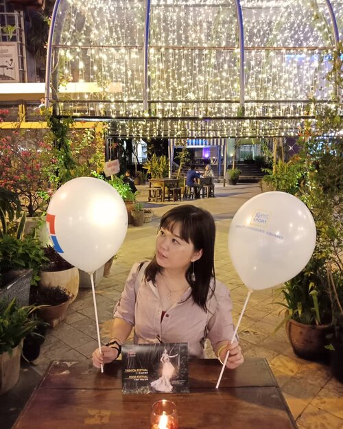 When your "masa kecil kurang bahagia" 😂😂😂😮... Hang out with @adeline_htb after a long business di "selatan" for the future 😛😜😝😋... And then dikasi balon ama mas yang jualan alhasil sepanjang perjalanan diliatin mulu ama orang 😅😂😝...So much fun for today even cuman bentar doank meet up karena uda malem 😁😀😊.. ...#candid#hangout#bestfriend#fromkindergartenuntillnowandstillcounting#friendshipfromkindergarden#masakecilkurangbahagia#longbusiness#lapiazza#kelapagading#selatan#future#baloon#balon#somuchfunfortoday#meetup#clozette#clozetteid#lifestyle#instaphoto#instalike#likeforlike#potd