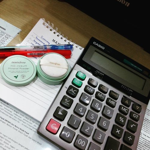 Start the saturday morning with @innisfreeofficial no sebum mineral powder 😆😆😆... feel free from the oily face the whole day 😍😍😍... #innistagram_project#inninstagram#innisfree#nosebum#mineral#powder#korean#makeup#morning#working#office#dailylife#dailylook#clozette#clozetteid#bloggerperempuan#instadaily#instaphoto#instalike#like#likeforlike