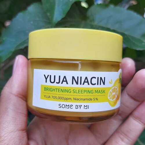 YUJA NIACIN Sleeping mask dari Some By Mi ..produk ini banyak diburu karena diklaim bisa memberi kelembaban ekstra, menghidrasi, dan mencerahkan kulit secara optimal. Kandungan  70 %  YUJA, jeruk korea yang punya kandungan vitamin C lebih banyak dari jeruk pada umumnya dan Niacin 5% yang membantu kulit terhidrasi dengan sempurna. ..Aku mencoba sleeping mask ini 1 minggu. Awalnya aku tak berharap hasil instan dari skincare korea. Karena selama ini skincare korea bekerja pelan tapi pasti.  Namun, ternyata hasil pemakaian YUJA NIACIN diluar perkiraan. Aku suka dengan aroma YUJA yang segar dan teksturnya yang creamy. Pemakaian 1 minggu sudah terlihat hasilnya. Review lengkapnya di blog www.dekcrayon.id (link on bio)...#koreanskincare#beautycare#skincareroutine#sleepingmask#reviewproduct#bloggersurabaya#somebymi#yujaniacinreview#reviewyujaniacin#clozetteid#beautybloggersurabaya