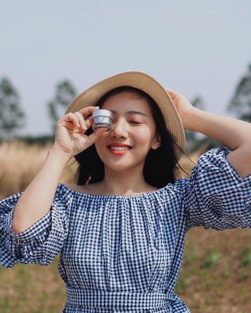 Never skip your sunscreen!here I'm using @mdglowingskin sunscreen that keeping my skin protected and glowing 💕 #MDGlowingskin #MdCosmeticsindo #MDCCCreamYou can purchase them offline at  MD Clinic (all branch), Medinazein Boutique Bandung and online on hijup.com, silahqan.com & lunadorii.com