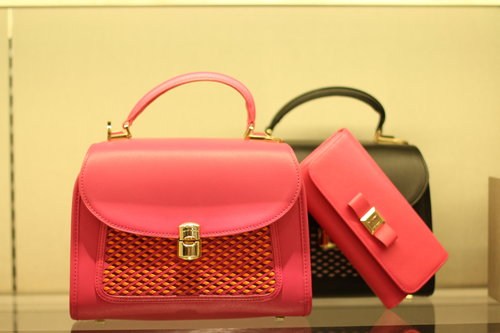 The latest collection from Charles & Keith are heaven! My first fuschia bag ever. :D