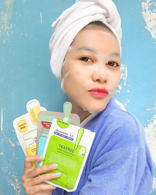 Morning routine aku belakangan ini lagi suka bgt pakai Sheet Mask dari @mediheal_idn . Salah satunya yg baru aja aku cobain adalah varian TeaTree Care Solution Essential Mask EX yg sangat cocok untuk kulit berminyak/berjerawat, bahkan untuk kulit yg lg iritasi (sensitif) sekalipun sangat nyaman d gunakan. Itu krn produknya Mediheal telah teruji secara dermatologi & hypoallergenic jd bisa dipastikan keamanannya. Hasilnya pun langsung terlihat dlm satu kali pemakaian, kulit wajah terasa lebih segar, cerah, halus, lembap dan lebih calm. Padahal kulitku lg jerawatan tp ngga pedih/terasa sakit sedikit pun. Beneran #instanskinbooster yg wajib dipakai rutin setiap 3x seminggu 💕💕💕.Kelebihan lainnya dari Sheet Mask Mediheal ini adalah cairan essence-nya nggak lengket, Sheet Mask nya super tipis dan ukurannya pas gitu di wajah. Uniknya jg trdapat Pressed logo Mediheal pd setiap sheet mask nya, oia variannya juga banyak, dan harganya affordable 👌.#MedihealinginProcess #ClozetteID #Mediheal #KoreanSheetMask #BandungBeautyBlogger #BeautyBloggerBandung