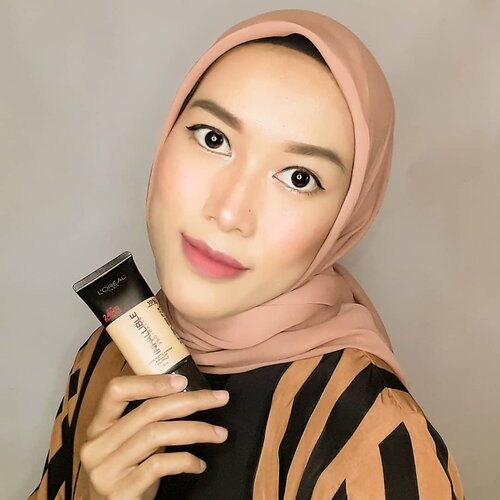 ON THE BLOG: L'oreal Infallible Pro Matte Foundation.Aku baru aja cobain L'oreal Infallible Pro Matte Foundation dan setelah beberapa kali pakai ternyata sesuka itu sama formulanya. Menurut aku foundation ini cocok banget untuk kulit berminyak karena finishnya demi-matte. Hasil akhirnya memang favorite aku yaitu tampilan kulit yang semi matte. Termasuk jenis matte yang tetap nyaman di kulit. Hasilnya pun bahkan tetap terlihat natural pada wajah.Dari sisi kemasan, aku juga suka banget karna ngga ringkih & gampang untuk dibawa-bawa. Formulanya pun ringan namun dapat menghasilkan perfect coverage. Hasil mattenya nyaman di kulit. Gampang di blend dan nggak patchy. Ngga cracking dan mempertegas fine lines. Nggak oksidasi, longlasting dan oil controlnya juara. Ditambah harganya pun relatif terjangkau dengan banyak pilihan warna. Pokoknya beneran foundation yang wajib dicoba.Tebak-tebakan yuk! Aku pakai shade apa? Dan kalian bakalan pakai shade apa nih dari 7 pilihan warnanya?.#loreal #lorealinfalliblepromatte #lorealindonesia #BeautyBlogger #BandungBeautyBlogger #BeautyBloggerBandung #ClozetteID