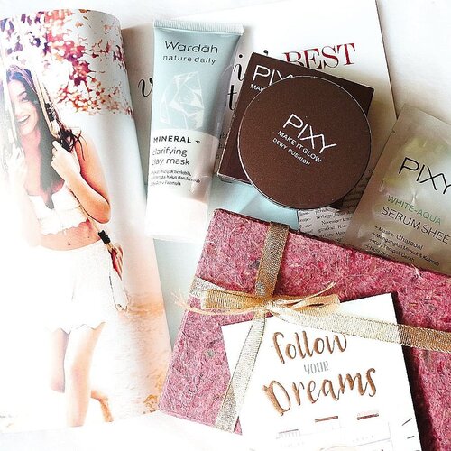 Yeaaay! Akhir tahun ini ditutup dengan acara tuker kado bareng Bandung Beauty Blogger dan seseru itu. Jadi tanpa tau siapa pengirimnya, aku dikirimin kado yg isinya beneran wishlist aku bgt. Padahal cuma minta BB Cushion atau produk terbaru apapun di tahun 2018. Hasilnya dikirimin semuanya dong, ngga ngerti lg pdahal budget nya terbatas bgt. Ini tuh salah satu bukti klo Secret Santa-nya aku memang jago belanja 😍
.
🎀 Pixy Make it Glow BB Cushion - Medium Beige: ngga sebut merk, tp dikasih #PixyBBCushion. Sehati bgt aku memang pengen ini
🎀 Pixy Serum Sheet Mask - Pure Bright: produk ini kebetulan launching di tahun 2018 dan belum cobain juga
🎀 Wardah Mineral Clarifying Clay Mask: baru tau Wardah ngeluarin produk ini 😱
.
Padahl dpt BB Cushion nya aja aku udh happy bgt dan ini dpt banyak. Belum lg dpt surat cintanya juga lol. Sebetulnya agak trauma untuk terima surat tuh, tp isinya beneran mood booster buat 2019 yg lebih baik lagi #amiin ❤
.
Thank you secret santa nya aku, thank you @bandungbeautyblogger 😍😍😍 #tukerkadobdgbb #flatlay #clozette #clozetteid #tribepost