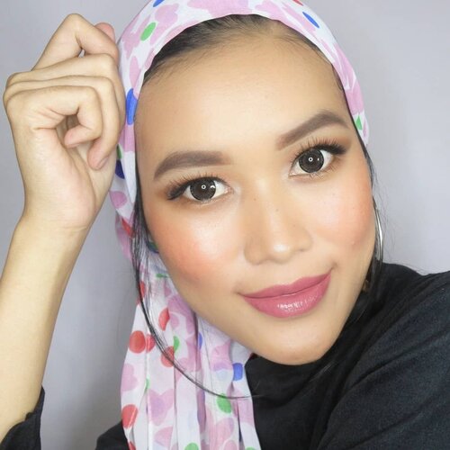 Dipilih yuk! look 1/2/3 ????
Makeup, hijab dan anting yang aku pake emang beda-beda. Tapi dari semua look ini aku lagi pake @icesoftlens ICE Nº8+ - Black Honey
.
Softlens dengan diameter yang cukup besar yaitu 16 mm ini punya banyak pilihan warna. Karena pilihan warna yang aku beli ini adalah warna aman, hasilnya pun ngga terlalu terlihat besar. Bahkan mata tetap terlihat natural. So far produknya pun nyaman karena itu aku pun lumayan sering pakenya diberagam look 😊
.
Review lebih lengkapnya lagi tentang produknya sudah ada di blog juga yaa. Atau bisa dibaca disini: https://bit.ly/3ie8WPd (link on bio)
.
#ICESOFTLENS #X2Softlens #X2ICE #softlens #softlensx2 #exoticon #x2favorite #ClozetteId #BeautyBlogger #IndonesianBeautyBlogger #BandungBeautyBlogger #BeautyBloggerBandung #100MostBeautifulExoLove2020