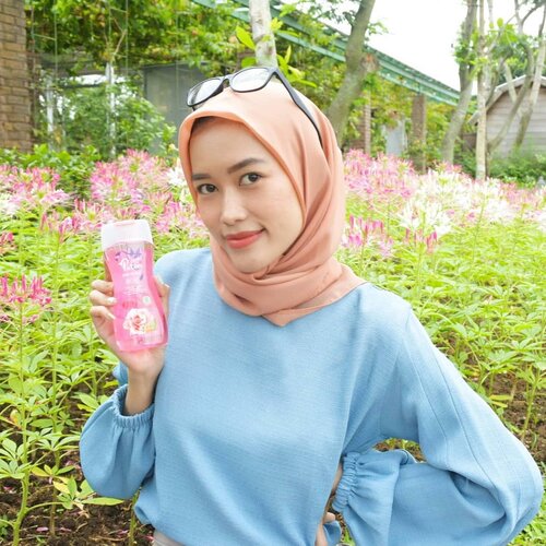 Mustika Putri Splash Cologne dari  @mustikaputeriid punya 8 aroma keharuman, diantaranya: Rose, Orchid, Chamomile, Flower Bouquet, Chrysant, Lime Jasmine, White Lily & Rose Mango.Aku sendiri suka banget Putri Splash Cologne ini karena memang variannya yg banyak, jadi ngga ngebosenin klo mau ganti2. Aroma harumnya pun enak2, seperti varian Rose yg lagi aku pakai ini. Aroma harum bunganya lembut banget dan juga menenangkan. Selain itu cukup tahan lama untuk dipakai seharian dan paling penting harganya pun affordable 💖.#puterisplashcologne #giveawaysahabatputeri #clozetteid