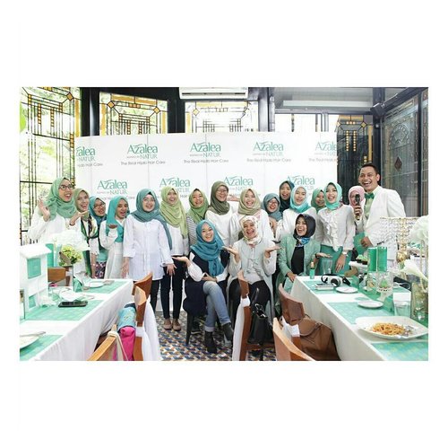 Jadi tepat satu minggu yg lalu saya jadi bagian dari #azaleahijabdating with bloggers Bandung. Beberapa partisipan diantaranya merupakan member @bandungbeautyblogger berhijab yg ikut sharing pengalamannya selama berhijab. Selain itu ada fun games berhadiah, ada sesi lunch time dan sesi ngobrol langsung bersama Kak Desty & Kak Hani dari Bandung Beauty Blogger serta mba Dita dari Azalea Hijab Hair Care yang juga share tentang Hijab Beauty Knowledge. Hari itu pun para hijabers diperkenalkan langsung dengan produk Azalea Hijab Care yang memang diformulasikan untuk memenuhi kebutuhan rambut berhijab. So much fun, yeaay! Untuk liputan lengkapnya tunggu di http://misskarulina.blogspot.co.id yaa 💞 #therealhijabhaircare #hijabhaircare #tribepost #clozetteID #bloggerbandung #bandungbeautyblogger #beautyblogger