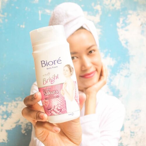 Aku baru aja cobain yg baru dari @id.biore nih.. yaitu Biore Bright Body Wash Series yg mana merupakan inovasi terbaru dari Biore khusus untuk pemilik kulit kusam dan terasa kering seperti masalah kulitku 😔 Tapi ngga cuma itu aja.. Sabun mandi ini jg mampu mengangkat kotoran dan sel kulit mati sehingga kulit menjadi semakin cerah, kenyal, dan terasa lembap.Terdiri dari 3 varian, diantaranya:💥White scrub untuk kulit cerah, halus dan lembap.💥Fresh up matcha untuk kulit cerah dan lembap dengan sensasi unik kesegaran matcha.💥Lovely sakura untuk kulit cerah dan lembap dengan sensasi kelembutan sakura yg mempesona.Dari ketiganya ngga ada yg aku ngga suka karena semua aromanya beneran segar dan bikin relax @clozetteid #BioreBrightxClozetteID #KireiBrightSkin #CerahKenyalBercahaya #ClozetteID #Biore #BandungBeautyBlogger