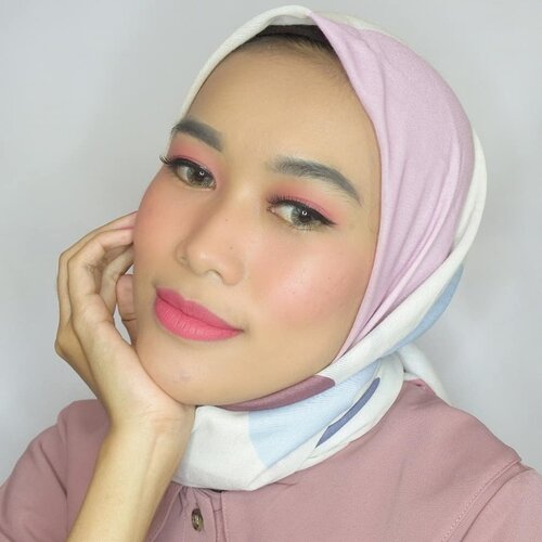 Makeup Monochrom dengan tema 'Pinkish' ini bisa juga dibilang simple makeup ngga pakai lama karena bisa banget mempersingkat waktu dandan. Dan atau bisa disebut juga makeup on budget karena bagian terpentingnya dari makeup yaitu blush, eyeshadow, dan lipsticknya cuma pakai Wardah Colorfit Velvet Matte Lip Mousse - 06 fuchsia lover aja 💕.Yes! produk dari Wardah ini memang multifungsi. Teksturnya juga enak, apalagi pas dipakai sebagai blush warnanya ini pigmented bgt dan gampang di blend @wardahbeauty @beautyjournal.@akpertiwi @suliantiindah Kaliaan udh cobain #WardahColorfitVelvetMatteLipMousse ini juga belum guys? #FeelTheColorComfort #WardahxBeautyJournalGiveaway #ClozetteID