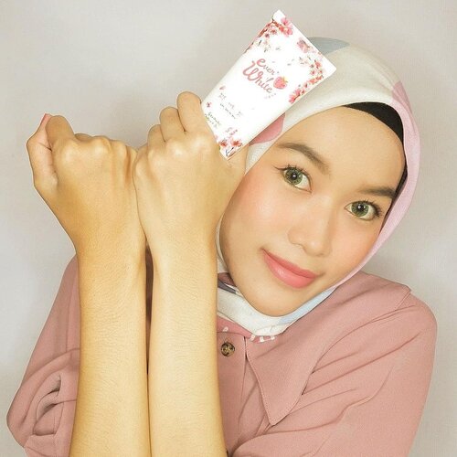 Body Care terfavorite dari @everwhiteid sejak pertama kali produknya dipakai 😍😍😍.💘 Everwhite Brightening Body Cream (Strawberry+Cherry Blossom): produk ini sama seperti body lotion pada umumnya tetapi hasilnya menurut aku lebih dr itu. Selain untuk melembapkan, menghaluskan, dan melindungi kulit dr sinar uv (mengandung spf 30++). Produk ini juga instan mencerahkan kulit pada pemakaian pertama. Dan akan cerah permanen dengan pemakaian rutin selama 2 minggu pemakaian. Oia produk ini trnyata mengandung kefir, collagen, gluta dan arbutin.💘Everwhite Axillary Cream (Underarm): produk yg d khususkan untuk menghaluskn dan mencerahkan area lipatan kulit yg kasar seperti ketiak, siku, lutut, juga bikini line. Mengandung extract chamomile dan butiran mutiara. Dapat mencerahkan dalam 2 minggu dengan rutin digunakan 2x sehari setelah mandi. Meskipun hasil cerahnya belum terlihat karena baru aku gunakan bbrapa hari saja. Tapi aku suka bgt dengan hasil kulit yg lebih lembab dan halus setelah produknya di apply.Paling aku suka dari produk Everwhite ini adalah aroma produk, pokoknya ngga ada duanya. Pun karena setiap produknya sudah ber-BPOM, serta harganya pun affordable bgt 👌👌👌 #everwhite #ClozetteID