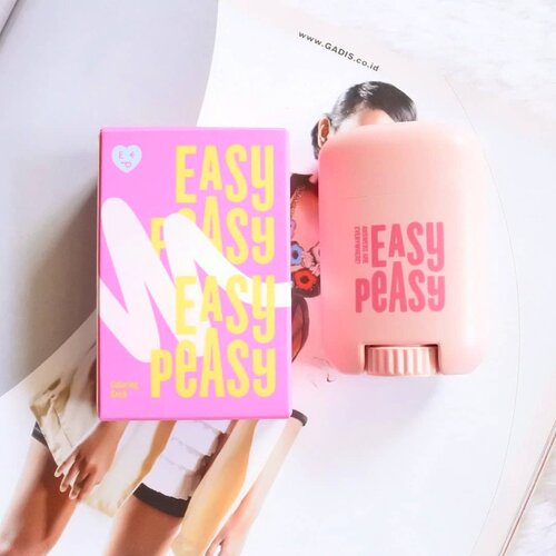 Untuk makeup natural sehari-hari.. menggunakan cream blush itu memang jadi pilihan yang paling tepat. Apalagi pakai produk Easy Peasy Coloring Stick Blush ini. Karena selain penggunaannya praktis yaitu tinggal di swipe dan di tap2 saja. Produk ini juga punya formula creamy lembut yang gampang di blend serta buildable. Pilihan warnanya pun banyak (ada 7 shade) yang dapat disesuaikan dengan selera dan kebutuhan. Selain itu kemasannya pun praktis jadi enak untuk dibawa-bawa. Disini aku pakai shade 01. Morning Apricot, berwarna soft coral dengan hasil akhir ngasih kesan natural lembut pada wajah
.
Kalau mau kepo lebih lengkap tentang Easy Peasy Coloring Stick ini dan atau mau langsung beli produlnya, klik disini yaa: https://hicharis.net/misskarulina/IQX
.
@hicharis_official @charis_celeb #easypeasy#easypeasycoloringstick #blusher #ColoringStick #CHARIS #hicharis #charisceleb #charisAPP #stickblush #ClozetteId #BeautyBlogger #IndonesianBeautyBlogger #BandungBeautyBlogger #BeautyBloggerBandung