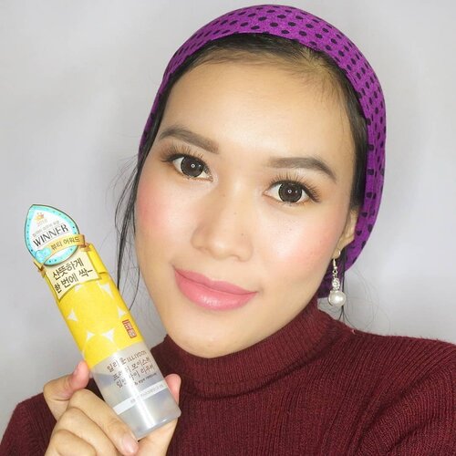 Malem-malem waktunya bersihin makeup. Nah, untuk urusan menghapus makeup mata dan bibir. Aku memang prefer untuk pakai produk khusus secara terpisah. Dan nggak nyangka ternyata Illiyoon Fresh Moisture Lip & Eye Remover dari Korea ini bisa gantiin lip & eye remover andalan aku lho. Karena meskipun formulanya ringan, teksturnya lembut serta nggak lengket. Produk ini punya daya bersih yang sempurna. Bahkan untuk area mataku yang sensitif hasilnya beneran bikin nyaman dan super moisturizing. Review lengkap produknya sudah ada di www.misskarulina.com juga yaa 😊
.
Oia, harganya ini IDR 135.000 aja (after discount) untuk ukuran 100ml. Beli produknya disini: https://hicharis.net/misskarulina/IJu
.
@hicharis_official @charis_celeb #illiyoon #freshmoisturelipandeyeremover #remover #lipremover #eyeremover #CHARIS #hicharis #MissOnTheBlog #ClozetteID #KBeauty #BeautyBlogger #BandungBeautyBlogger #BeautyBloggerBandung