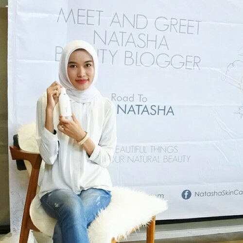 Event Report:Jadi di acara Meet & Greet Natasha Beauty Blogger road to #IamNatasha tadi itu ngapain aja?.❤ Selain sebagai perayaan anniv @natashaskincare yg genap 23 tahun pada tgl 26 Desember nanti. Yeaaaay! Congratulation 🎉Natasha juga resmi mengumumkan pencarian wajah Natasha yg akan segera digelar. Caranya pun gampang kok. More info pantengin aja social medianya Natasha dari sekarang yaa lol.❤ lanjut bincang" bareng Stephanie Juliancy, dan juga Dr. Ina yg mengumumkan adanya teknology terbaru di Natasha yaitu PRP (Platelet Rich Plasma) katanya untuk perawatan acne scar, PRP ini lebih bagus dari Laser. Wow! Ada yg masih penasaran tentang ini? Aku bahas di blog aja kali yh 😝.❤ Sekaligus jadi perkenalan produk terbaru Natasha yaitu Argan Herbal Series yg terdiri dari shampoo, conditioner, bath shower dan body lotion. Produk" ini paling cocok untuk dibawa travelling lho karena memang tersedia jg dlm ukuran travel size..❤ Produk kedua yaitu Natasha Cleanser Oxygen (02) Bubble yaitu produk pembersih wajah yg super instan, aman dan cocok untuk semua jenis kulit. Ada demo pemakaian produknya juga. And it's works dalam hitungan detik makeup dan sisa kotoran diwajah terangkat sempurna. Produk ini jadi yg pertama di Indonesia. Produk sejenis ini hanya bisa ditemukan di Korea. Saya pun paling penasaran dengan produk ini 😍.Setelah hari ini di Bandung. Siap-siap untuk kota selanjutnya ❤ #MNGNatasha #NatashaSkin #tribepost #BDGBBxNatasha #ClozetteID