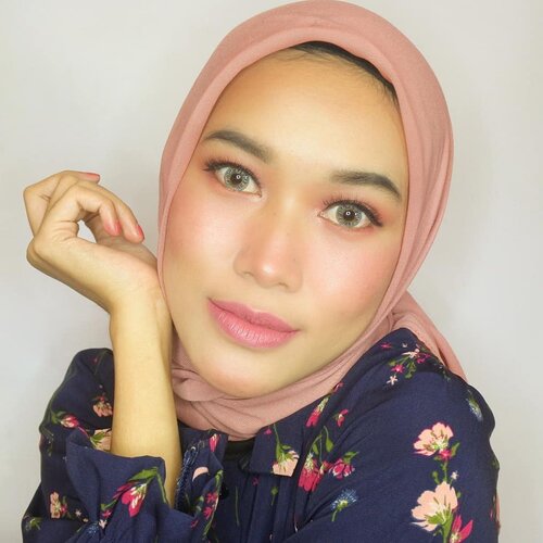 Makeup ini kayanya udh jadi signature look-nya aku bgt. Gatau kenapa tiap maen makeup hasilnya mirip2 kaya gini terus. Dan bedanya paling cuma di warnanya yg kadang dominan pink dan atau dominan peachy 😄 Kalau signature look kalian kaya apa nih?.Detail:💄@revlonid Super Lustrous Matte Is Everthing Lipstick👀 @x2softlens X2 Bio Four Grey Diamond.#RevlonID #BoldlyMatte #FOTD #ClozetteID #BeautyBlogger #X2Softlens #X2Exoticon #BeautyBloggerBandung #BandungBeautyBlogger