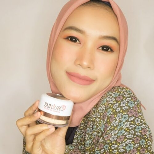 On the blog: review MINERAL SUN KILL RX yg sebetulnya udh up dari minggu lalu. Produk ini merupakan sunscreens dalam bentuk powder. Atau powder yg dapat melindungi kulit dari sinar UVA dan UVB karena sudah mengandung SPF 46 PA+++.Krn kemasannya yg unik, produk ini bener2 bikin aku jadi rajin buat touch up sunscreens. Dan arus kalian tahu, selain dapat digunakan sebagai sunscreens powder, produk ini jg bisa banget untuk dipakai sebagai daily powder/finishing powder karena ketahannya bisa bikin make up jadi lebih tahan lama. Tetapi selain itu dapat juga digunakan sebagai Oil Paper, Dry Shampoo serta body deodorant. Dimana dapat digunakan baik untuk pria maupun wanita dan dalam semua range usia. Full reviewnya baca disini: https://bit.ly/2Ro0D90.Atau kalo mau langsung borong, beli disini: https://hicharis.net/misskarulina/Gwh.@hicharis_official @charis_celeb #CHARIS #CHARISSTORE #charisAPP #SUNKILLRX #ClozetteID #BandungBeautyBlogger #BeautyBloggerBandung