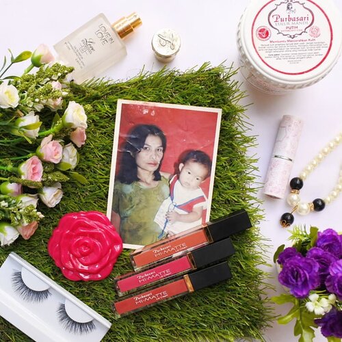 Seperti kemasan lulur mandi Purbasari yang ada putri rajanya, semasa kecil aku menjadi putri raja yang selalu Mama nomor satukan terutama karena saat kecil dulu katanya aku sering sakit"an. Sekarang karena aku sudah dewasa maka sebisa mungkin akan membahagiakannya dan menjadikannya Ratu didalam hati dan hidupku. I love you Mama ❤
.
Share ungkapan sayang kalian untuk Ibu juga yuu! @inneuthea @adorableranran @aeni_nindy @purbasarimakeupid #PurbasariSayangIbu #HariIbu #ThrowBack #flatlay #purbasari #ClozetteID