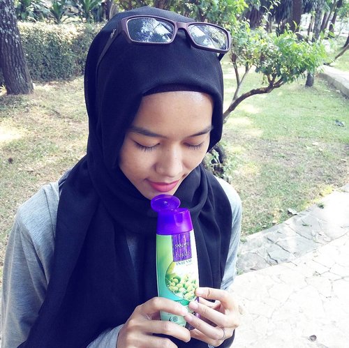 #byerambutrontokchallenge #3 @sariayuhijab menurutku varian terbaru dari Sunsilk hijab ini memiliki aroma yg khas. Aromanya harum dan manis. Kelebihannya pun adalah meskipun rambut kita berhijab, aromanya lumayan tahan lama, yeaaay! Another options buat kalian hijabers yg punya masalah rambut berhijab yg cpt bau.
.
#ClozetteID #Sariayu #SariayuHijab #BeautyBlogger #BandungBeautyBlogger #BeautyBloggerBandung #HijabBlogger #BeautyBlogger