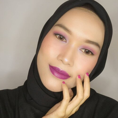 Sebagai orang yang nggak jago makeup, aku biasanya mengandalkan lipstick untuk mendapatkan look yang sempurna. Kebetulan banget pas cobain Revlon Super Lustrous Matte Is Everything Lipstick shades 056 Purple Aura @revlonid , aku langsung kepikiran untuk bikin matchy-matchy look. Jadi nggak cuma bibir aja yang warnanya ungu, tapi aku pun gunakan eyeshadow dengan warna senada. Meskipun akhirnya bingung, kira-kira look ini cocoknya dipakai kemana yaa? Hehehe.Warna matte-bright purple ini awalnya bikin aku ragu untuk mencobanya. Tetapi setelah dipakai ternyata warnanya cantik banget dan ngga seheboh yang aku kira 😍.Oia aku pun punya shade lengkap Revlon Super Lustrous Matte Is Everything Lipstick ini. Dan review lengkap tentang produknya pun sudah ada di blog aku. Kali aja kalian mau baca disini: https://bit.ly/revlon-bold-matte (link on bio).#RevlonID #BoldlyMatte #FOTD #ClozetteID #BeautyBlogger #BeautyBloggerBandung #BandungBeautyBlogger