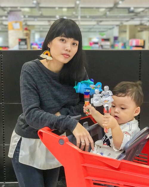 Grocery shopping with baby.. Satu sibuk milih mainan, satunya sibuk minta fotoin pas lagi pake anting dari @fuwafuwa_id dan yang satu lagiiii, ya jelas memotret berkali-kali sampe dapat yang bagus 😂#Clozetteid #MarriageLife