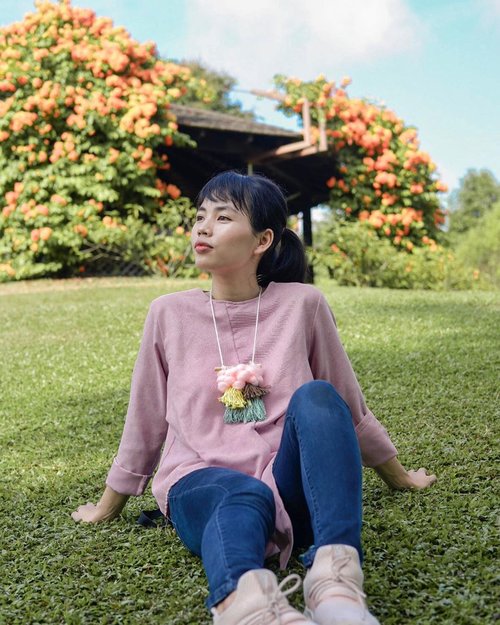 A day well spent in the park 🌳☀️ Enjoying the garden view while sitting on the grass..
•
Handmade necklace by @fuwafuwa_id #ClozetteId