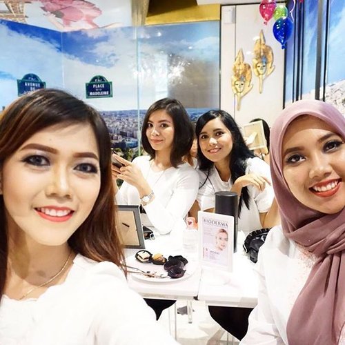 Saturday already pass so fast like wind 💨💨💨.
But Picture will remind that memory, moment with no time limit.
.
.
How is your day, guys?
.
Pic credit: @beautydiarykania 
At @bioderma_indonesia makeup class with @iwan_harun_makeupartist
.
#indonesiafemalebloggers #friends #biodermamakeupclass #clozetteID #potd #instaLike #instagood #instabeauty #instapic
