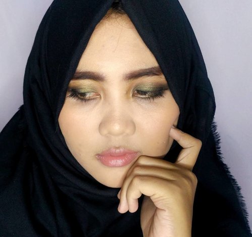 Products Mention: 
1. Wet n Wlid Photo Focus Foundation - Cream Beige
2. LA Girl Pro Conceal - Medium Beige 
3. Maybelline Fit Me Concealer - 20 Sand Beige 
4. Pixy Cover Smooth Two Way Cake - Natural Peach 
5. Wardah Blush On A 
6. Make Over Eyebrow Pencil Brown 
7. Maybelline Volume Express Mascara
8. Sleek Oh So Special Eyeshadow Palette 
9. Wet n Wild Color Icon Eyeshadow Comfort Zone 
10. Revlon Super Lustrous - Ginger Rose

#makeup #mymakeup #smokeyeyes #motd #eotd #beautyblogger #beautybloggerid #beauty #bandungbeautyblogger #bloggerperempuan #indonesianfemalebloggers #bloggerindonesia #clozette #clozetteid