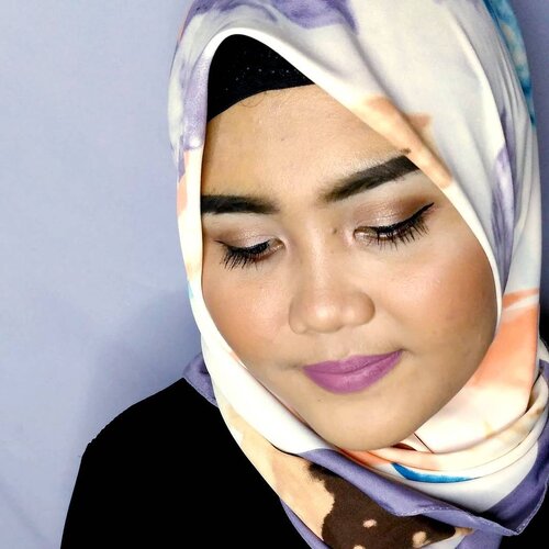 #MOTD lipstick gak nyambung 
Face:
@wnwcosmetics Photo Focus Foundation Cream Beige 
@lagirlcosmetics Pro Conceal Medium Beige 
@maybelline Fit Me Concealer 20 Sand Beige 
@makeoverid Silky Smooth Transclucent Powder 
@catrice.cosmetics Profesional Contouring Kit Ashy Radiance 
@inezcosmetics Comtour Color Blush Amber Peach 
Eyebrow: 
@ltpro_official Dual Lasting Eyebrow Cream Ebony 
Eyes: 
@wardahbeauty Eyeshadow Classic 
@sleekmakeup I Divne Oh So Special 
@maybelline Hyper Gloss Liquid Eyeliner
@makeoverid Trio Eyeshadow Indian Summer 
Lips: 
@colourpopcosmetics Ultra Matte Liquid Lipstick Lumiere 2 
#makeup #mymakeup #clozette #clozetteid #beautybloggerid #indonesianbeautyblogger