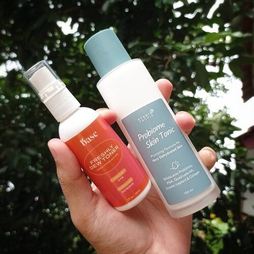 Akhirnya bisa ngabisin @itsmybase Freshly Dew Toner dan buka toner baru, Studio Tropik Probiome Skin Tonic 😍
.
.
.
Review Base Freshly Dew Toner, ini tuh hydrating toner dari basic skincare Base. Base sendiri adalah skincare yang mengusung konsep personalized skincare. Jadi pas kita beli produknya Base, kita akan dikasih beberapa pertanyaan seputar masalah kulit. Nah, pertanyaan2 inilah yang akan jadi acuan untuk membantu mendapatkan skincare yang sesuai. Jadi tiap orang pasti beda rekomendasinya 🥰
.
.
Aku pakai dua produk dari Base Skincare yaitu Base Freshly Dew Toner dan Base Balancing Lotion. Yang balancing lotion belum habis, nanti aku review terpisah ya. Base Freshly Dew Toner adalah hydrating toner yang tekturnya menyerupai air, karena produk yang aku punya kemasan 30ml botol spray jadi pakainya tinggal semprot. Setelah pakai toner ini kulit berasa lembab banget tapi gak lengket malah cenderung agak licin karena terdapat beberapa kandungan oil. Rasa licinnya gak berlangsung lama kok, setelah menyerap licinnya hilang dan kulit jadi lebih kenyal. Aromanya buatku sedikit menganggu karena agak apek, wajar sih produk ini gak pakai fragrance. Sejauh ini aku suka dengan konsep personalized skincarebyang ditawarkan oleh Base, produknya juga bagus-bagus. Mungkin aku repurchase hydrating toner ini setelah ngabisin stock hydrating toner lain. 
🥰🥰🥰🥰

#clozetteid #itsmybase #hydratingtoner #skincare #skincareroute #beautybloggerid #startwithsbn