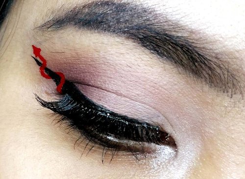Devil Eyeliner ! 
#makeup #eotd #eyemakeup #eyeoftheday #clozette #clozetteid #clozetter #beautyblogger #beautybloggerid #indonesianbeautyblogger #bloggerperempuan #wingedliner #wingeyeliner #MUA