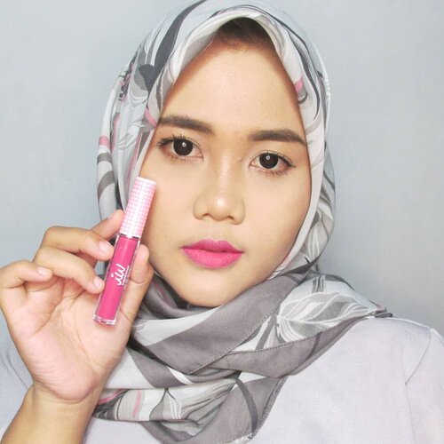 Hallo, long time no see. Hari ini aku punya racun lipcrean yang belakangan lagi sering kupakai.@indowomancosmetics Lipmatte. ...Aku punya 3 shade, Fantastic = Fushia Pink, Dare To Be Bare = Nude cool tone dengan hint abu keunguan (warnanya mirip warna bibir shade favorit 😍) dan Barely Pink = Nude Pinkist yang kalem. ...Tekstur lipcreamnya kental, sekali oles bisa menutupi warna bibir yang gelap. Nyaman digunakan, gak kerasa berat, gak kering dibibir karena mengandung vitamin E yang sekaligus merawat bibir kita. Yang terpenting halal dan sudah terdaftar di BPOM 😍....Untuk harganya sendiri termasuk ramah dikantong, ingat cantik itu gak harus mahal-mahal cantik itu dari hati. Acieee... ...Kalau penasaran pengen beli Indowoman Lipmatte kalian disa order ke nomor 0822-5234-5685 pakai kode voucher "CYAIW10%" untuk dapat potongan 10% tiap pemebelanjaan. Lumayan kan? #heartofbeauty #indowoman #indowomancosmetics #clozetteid #clozette #beautybloggerid #bandungbeautyblogger