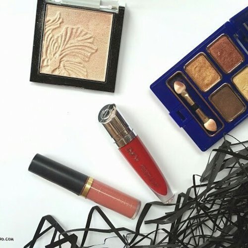 New Blog Post ! (Slide) 
DIY Metallic Lips ! Buat yang penasaran mau coba-coba pakai metallic lips caranya ada di http://www.ciapuccino.com/2017/04/cara-membuat-metallic-lips.html atau langsung klik link di bio. 
Hasilnya juga lumayan lah buat foto-foto. .
.
.
#metalliclips #lipstick #makeup #beauty #diy #beautyblogger #clozette #clozetteid #clozetter #indonesianbeautyblogger #beautybloggerid #indonesianfemalebloggers #bandungbeautyblogger #bloggerceria #bloggerperempuan